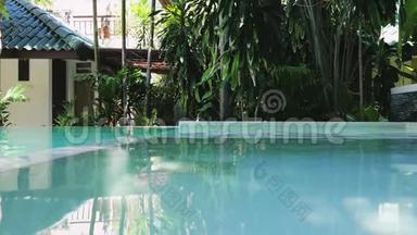 泳池水特写.. 热带的酒店游泳池。 豪华酒店游泳池